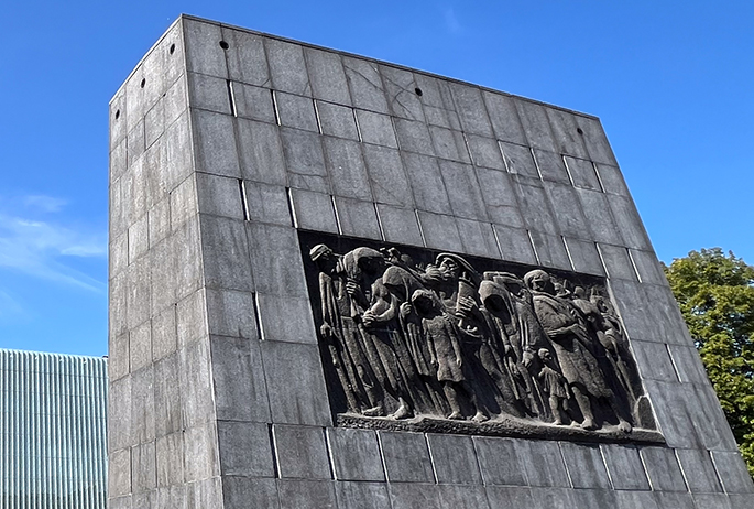 The Monument to the Ghetto Heroes. Photo: Shachaf Dekel The Monument to the Ghetto Heroes Warsaw